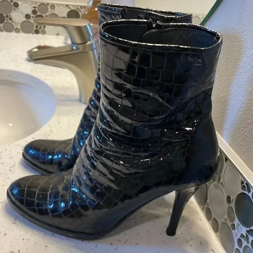 St John woman’s patent leather boots - Picture 4 of 15